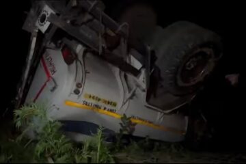 শিৱসাগৰত দুৰ্ঘটনাগ্ৰস্ত ১২ হাজাৰ লিটাৰ তেল কঢ়িওৱা টেংকাৰ, স্থানীয় লোকৰ মাজত আতংক