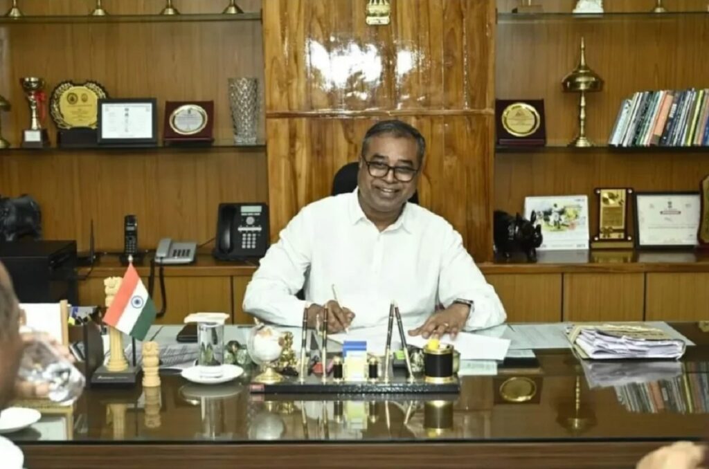এচি এছ বিষয়াৰ ঘৰত টকাৰ উজান