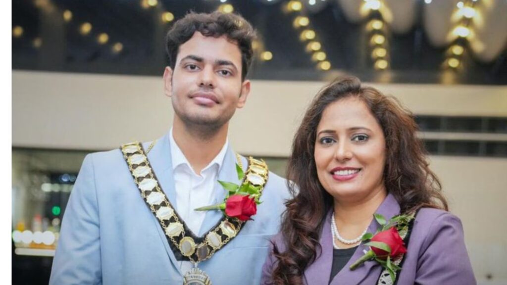 ২৩ বছৰীয়া পুত্ৰৰ পিছত মাতৃও মেয়ৰ; ব্ৰিটেইনত ভাৰতীয় পৰিয়ালৰ অনন্য কৃতিত্ব