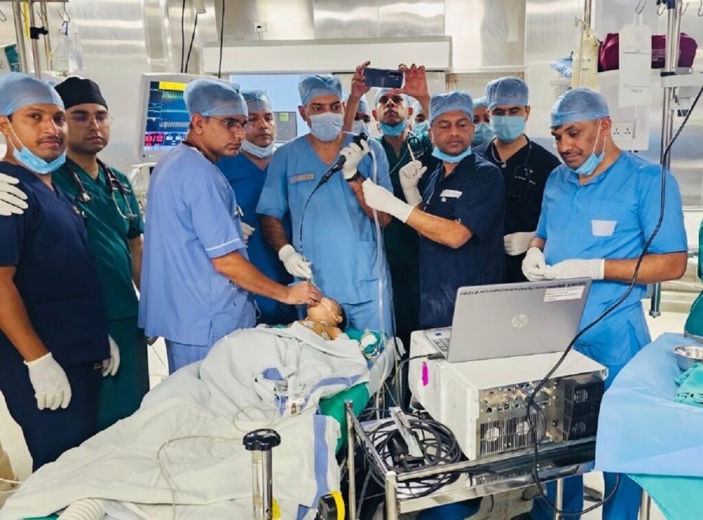 চিকিৎসা বিজ্ঞানৰ অভূতপূৰ্ব সাফল্য! ৯ মহীয়া শিশুৰ হাওঁফাওঁৰ পৰা আধুনিক পদ্ধতিৰে উলিওৱা হ’ল এল ই ডি বাল্ব