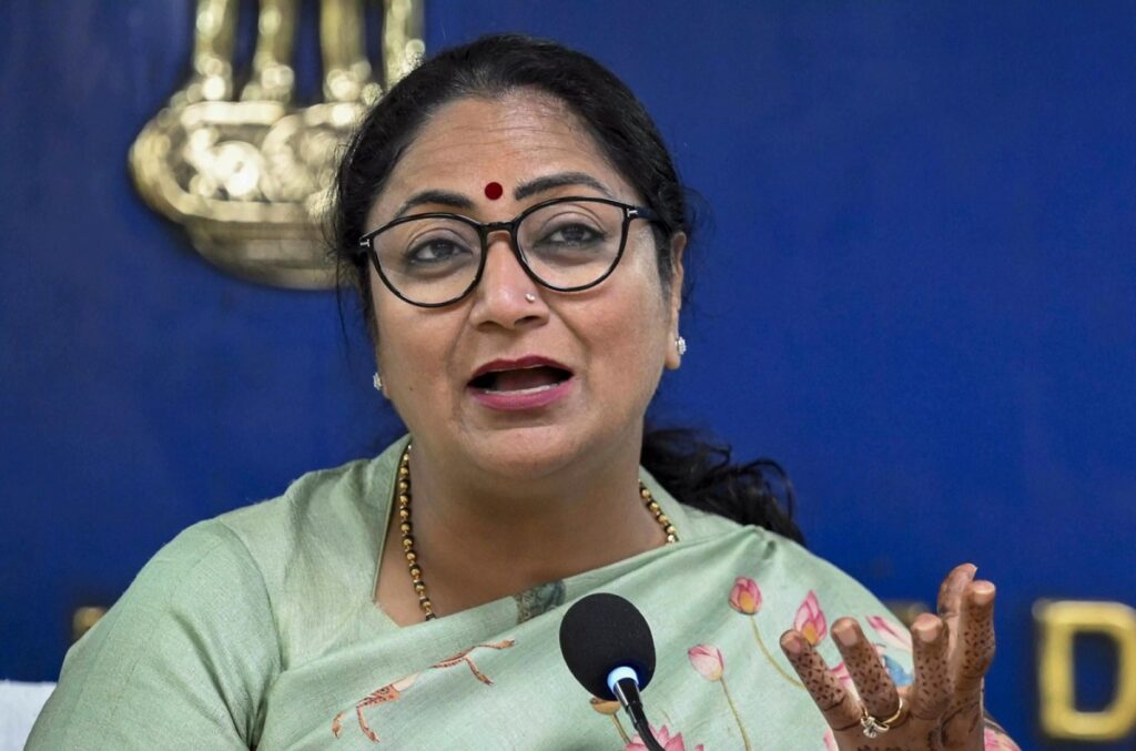 ইন্ধন সঞ্চয়ৰ বাবে দিল্লী চৰকাৰৰ বিশেষ নিৰ্দেশনা; সপ্তাহত দুদিনকৈ চৰকাৰী কৰ্মচাৰীৰ বাবে ‘ৱৰ্ক ফ্ৰম হোম’ৰ অনুমতি