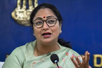 ইন্ধন সঞ্চয়ৰ বাবে দিল্লী চৰকাৰৰ বিশেষ নিৰ্দেশনা; সপ্তাহত দুদিনকৈ চৰকাৰী কৰ্মচাৰীৰ বাবে ‘ৱৰ্ক ফ্ৰম হোম’ৰ অনুমতি