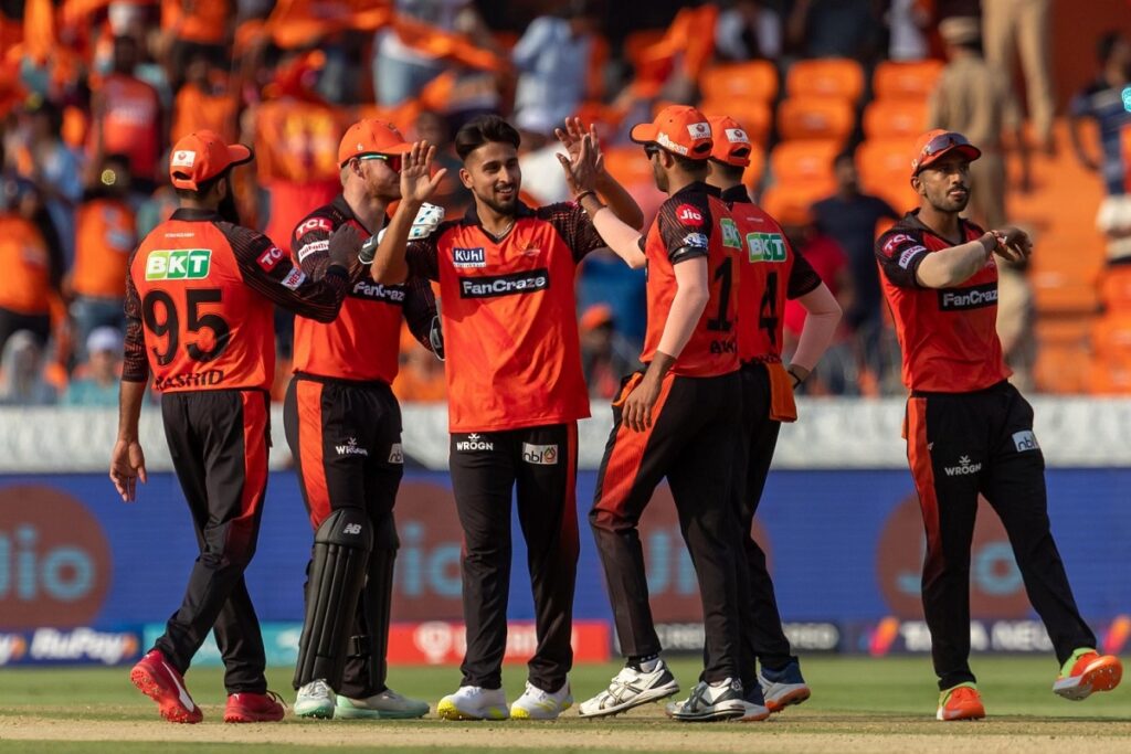 আই পি এলৰ প্লে অফত প্ৰৱেশ ছানৰাইজাৰ্ছ হায়দৰাবাদ