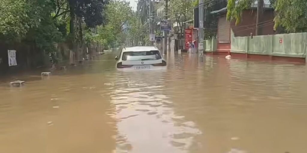 ৭২.৮ মিমি বৰষুণত অৰুণাচলত আকস্মিক বান; ব্ৰহ্মপুত্ৰৰ ঢৌক লৈ অসম সতৰ্ক
