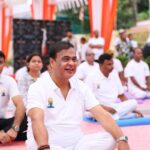 ব্ৰহ্মপুত্ৰৰ পাৰত যোগ দিৱস: কেন্দ্ৰীয় বিত্তমন্ত্ৰী, মুখ্যমন্ত্ৰীৰ অংশগ্ৰহণ
