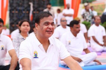 ব্ৰহ্মপুত্ৰৰ পাৰত যোগ দিৱস: কেন্দ্ৰীয় বিত্তমন্ত্ৰী, মুখ্যমন্ত্ৰীৰ অংশগ্ৰহণ