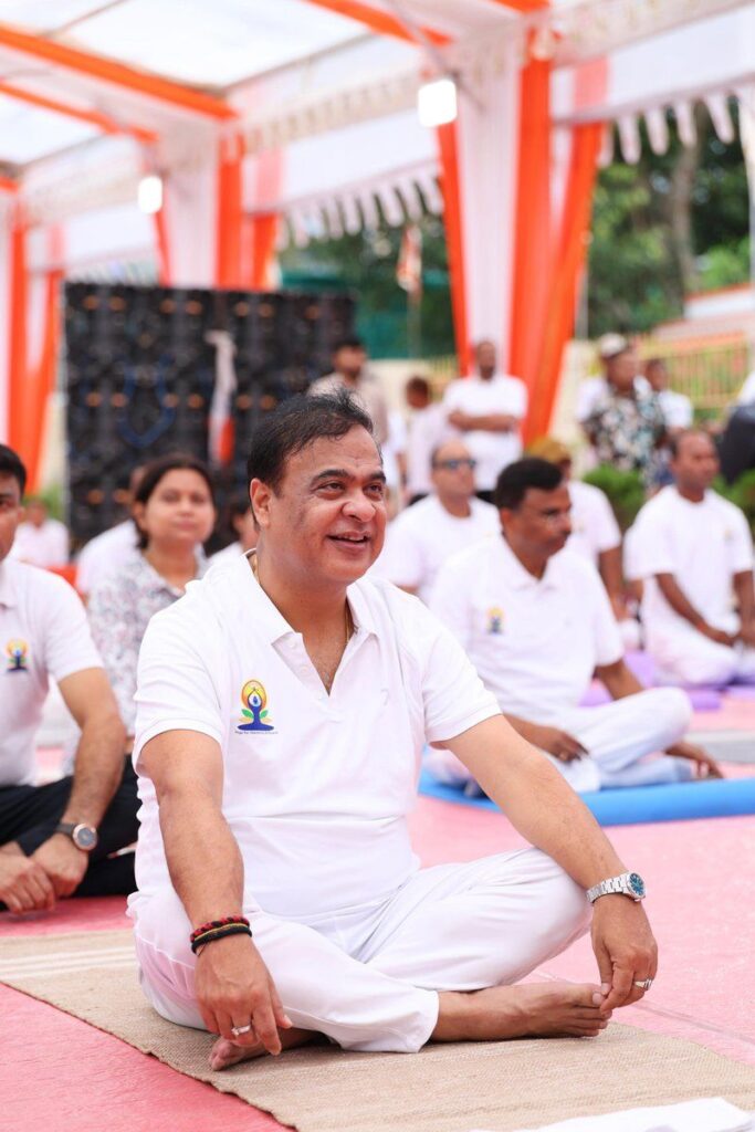 ব্ৰহ্মপুত্ৰৰ পাৰত যোগ দিৱস: কেন্দ্ৰীয় বিত্তমন্ত্ৰী, মুখ্যমন্ত্ৰীৰ অংশগ্ৰহণ