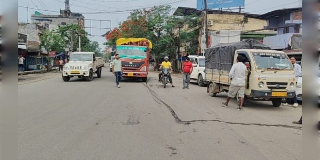 পুৱাৰে পৰা অচল হৈ পৰিছে তিনিচুকীয়া জিলা