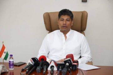 বীজ-সাৰ যোগানত পলম সহ্য নকৰা হ’ব: যোগানকাৰীৰ বিৰুদ্ধে ব্যৱস্থাৰ নিৰ্দেশ কৃষি মন্ত্ৰী পীযুষ হাজৰিকাৰ