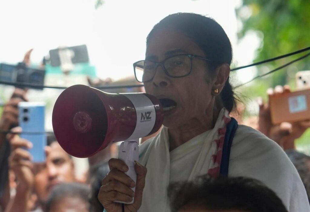 বিজেপিৰ বিৰুদ্ধে ‘ৰাজনৈতিক সন্ত্ৰাসবাদ’ৰ অভিযোগ; কলকাতাত প্ৰতিবাদ সাব্যস্ত মমতা বেনাৰ্জীৰ
