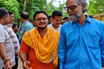 মাধুৰ্য বৰ্মন ৰামায়ণৰ জটায়ু স্বৰূপঃ নলবাৰীৰ ভুক্তভোগী যুৱতীটোলৈ ‘হিন্দু চেতনা বঁটা’ ঘোষণা সত্যৰঞ্জন বৰাৰ