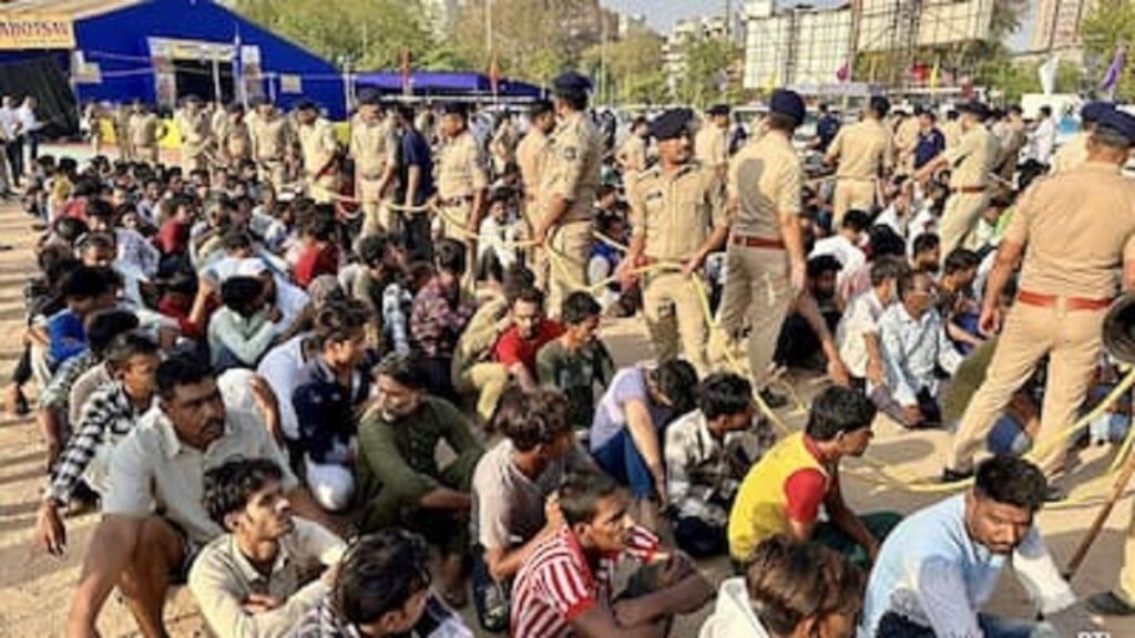 আহমেদাবাদত ১৬৬ জন বাংলাদেশী অনুপ্ৰৱেশকাৰীক আটক; দেশৰ পৰা বহিষ্কাৰৰ প্ৰক্ৰিয়া আৰম্ভ
