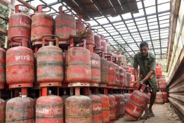 সাধাৰণ জনতাৰ ওপৰত পুনৰ মাধমাৰ! এলপিজি ৰাজসাহায্যপ্ৰাপ্ত চিলিণ্ডাৰৰ সংখ্যা ৪টালৈ হ্ৰাস কেন্দ্ৰীয় চৰকাৰৰ