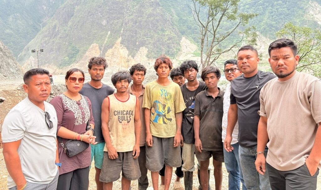 কামৰ আশাত অৰুণাচল যাত্ৰা! অনাহাৰ আৰু নিৰ্যাতনৰ বলি হোৱা অসমৰ সাত মিচিং যুৱকক উদ্ধাৰ