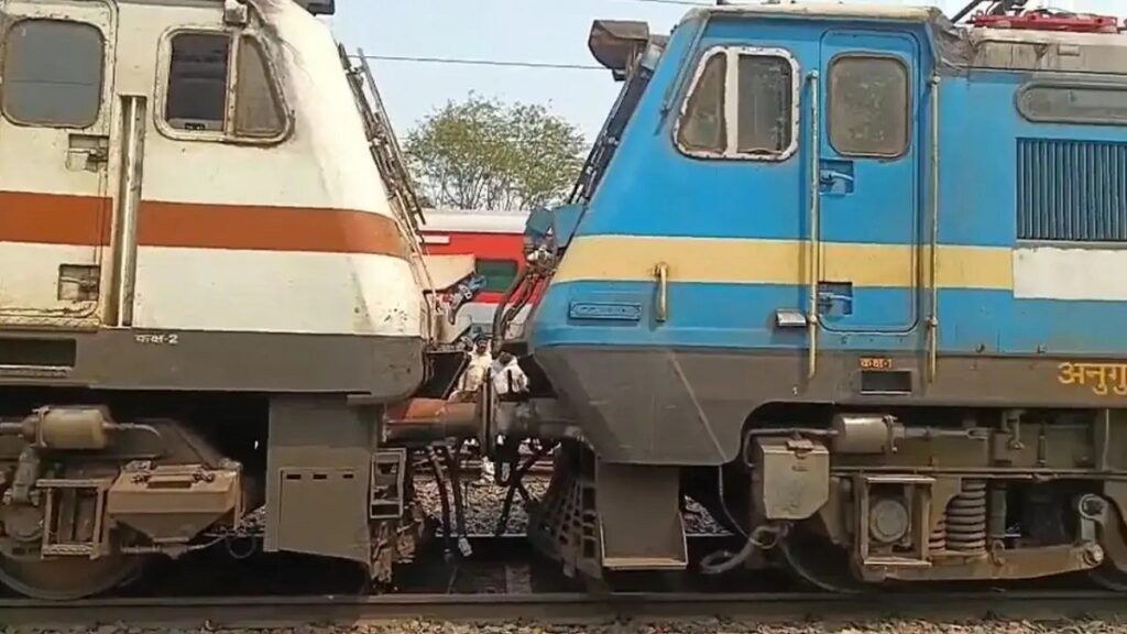 একেটা লাইনত মুখামুখি দুখন ৰে’ল! ভয়ংকৰ দুৰ্ঘটনাৰ পৰা কথমপি ৰক্ষা শতাধিক যাত্ৰীৰ