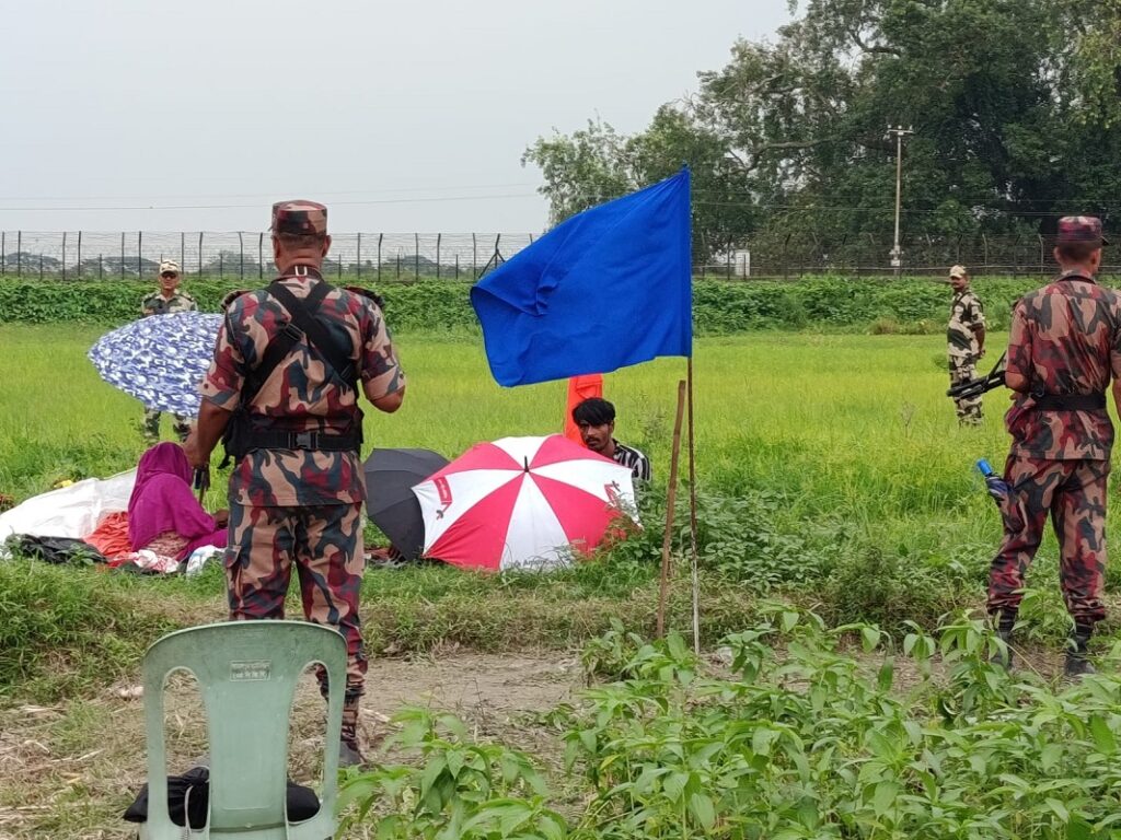 সীমান্তৰ ন’ মেনছ লেণ্ডত ৭৫ ঘণ্টাতকৈ অধিক সময় ধৰি আবদ্ধ ৯ বাংলাদেশী নাগৰিক