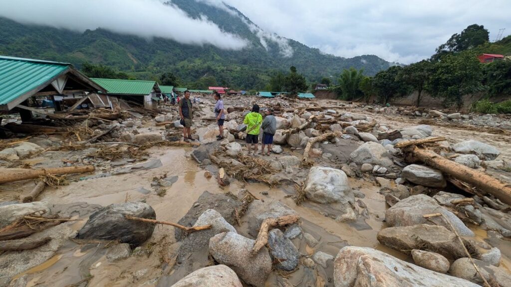 ৪৮ ঘণ্টাৰ ধাৰাসাৰ বৰষুণত তচনচ নীপক’ কলনী; নিৰুদ্দেশ ৩ জন, অসমলৈও সতৰ্কতা