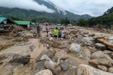 ৪৮ ঘণ্টাৰ ধাৰাসাৰ বৰষুণত তচনচ নীপক’ কলনী; নিৰুদ্দেশ ৩ জন, অসমলৈও সতৰ্কতা