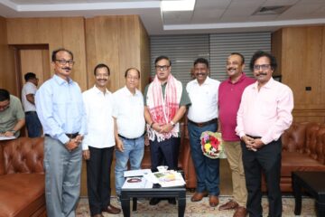 ৰাজ্যিক পৰিবহণ নিগমৰ অৱসৰী কৰ্মচাৰীৰ প্রাপ্য ধন মুকলি কৰাৰ বাবে মুখ্যমন্ত্ৰীক সাক্ষাৎ পৰিষদৰ ; স্মাৰক পত্ৰ প্ৰদান