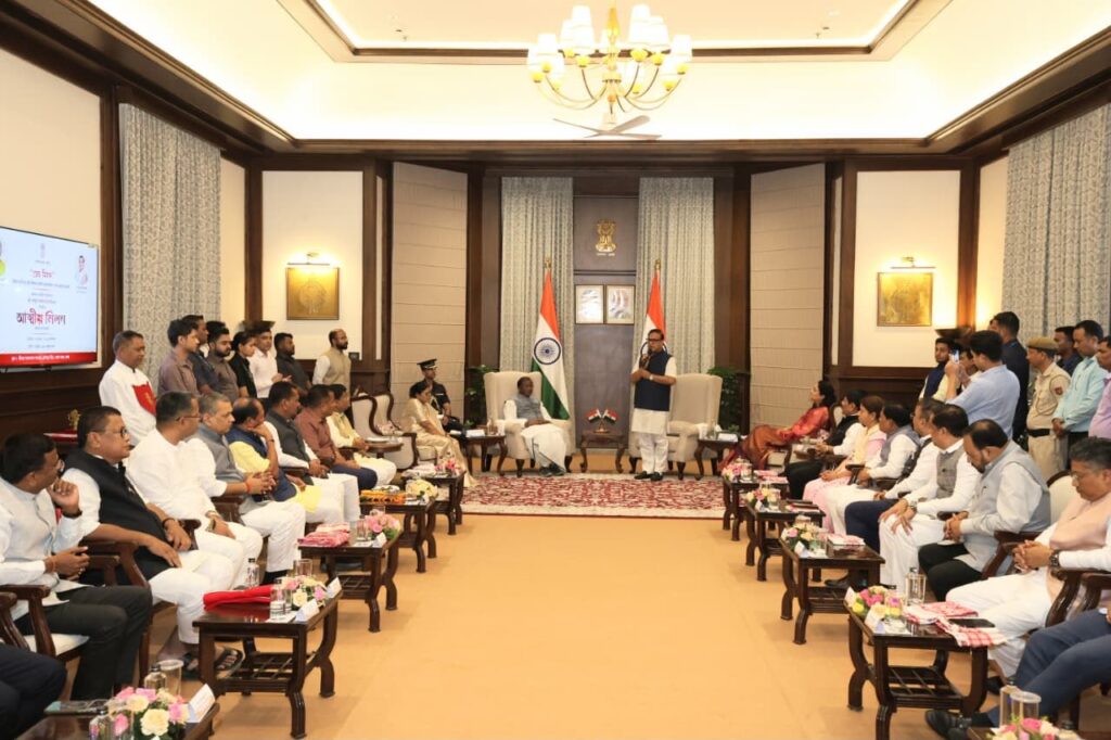 ৰাজ্যপাল আচাৰ্যৰ উদ্যোগত লোক ভৱনত মুখ্যমন্ত্ৰী-মন্ত্ৰীৰে ‘স্নেহ মিলন’, শান্তি-প্ৰগতিৰ অংগীকাৰ