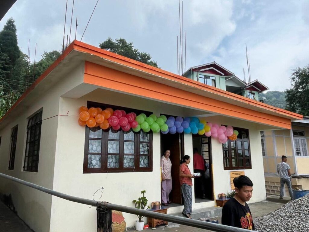 দুখীয়া গৃহ আঁচনি: মন্ত্ৰী ভীম হাং লিম্বুৱে ৫০ হিতাধিকাৰীক ঘৰৰ চাবি প্ৰদান