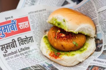বাতৰি কাকতত ‘বড়া পাও’ বা তেলজাতীয় খাদ্য পৰিৱেশনৰ ওপৰত নিষেধাজ্ঞা; মুম্বাইত খাদ্য সুৰক্ষা প্ৰাধিকৰণৰ তীব্ৰ অভিযান