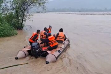 বাৰিষাৰ প্ৰথমটো বানত জুৰুলা অসম! ২২ হাজাৰতকৈ অধিক লোক ক্ষতিগ্ৰস্ত, আংশিকভাৱে ভাঙি পৰিল ৰে’ল দলং