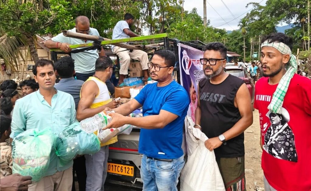 শিৱসাগৰ জিলাৰ নাজিৰা সমষ্টিত বানাক্ৰান্ত ৰাইজৰ মাজত খাদ্য সামগ্ৰী আৰু কাপোৰ বিতৰণ অসম যুৱ পৰিষদৰ মধ্য গুৱাহাটী বিধান পৰিষদৰ কৰ্মকৰ্তাৰ