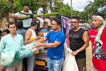 শিৱসাগৰ জিলাৰ নাজিৰা সমষ্টিত বানাক্ৰান্ত ৰাইজৰ মাজত খাদ্য সামগ্ৰী আৰু কাপোৰ বিতৰণ অসম যুৱ পৰিষদৰ মধ্য গুৱাহাটী বিধান পৰিষদৰ কৰ্মকৰ্তাৰ