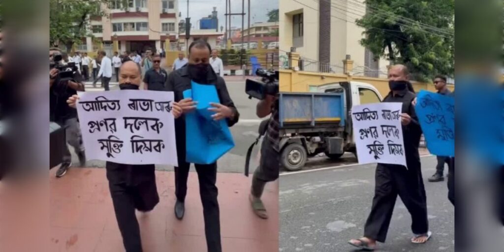 ক’লা পোছাক পিন্ধি বিধানসভাৰ চৌহদত অখিল গগৈৰ প্ৰতিবাদ