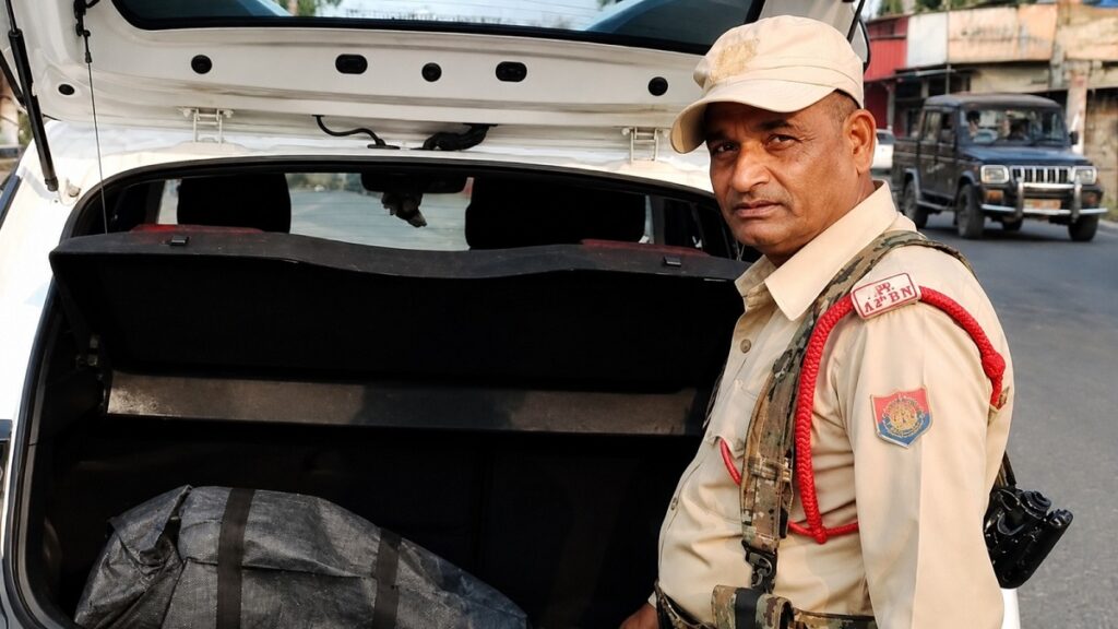 নিজৰ চাৰ্ভিছ অস্ত্ৰেৰে গুলীয়াই আত্মহনন আৰক্ষী জোৱানৰ, তামুলপুৰত চাঞ্চল্য