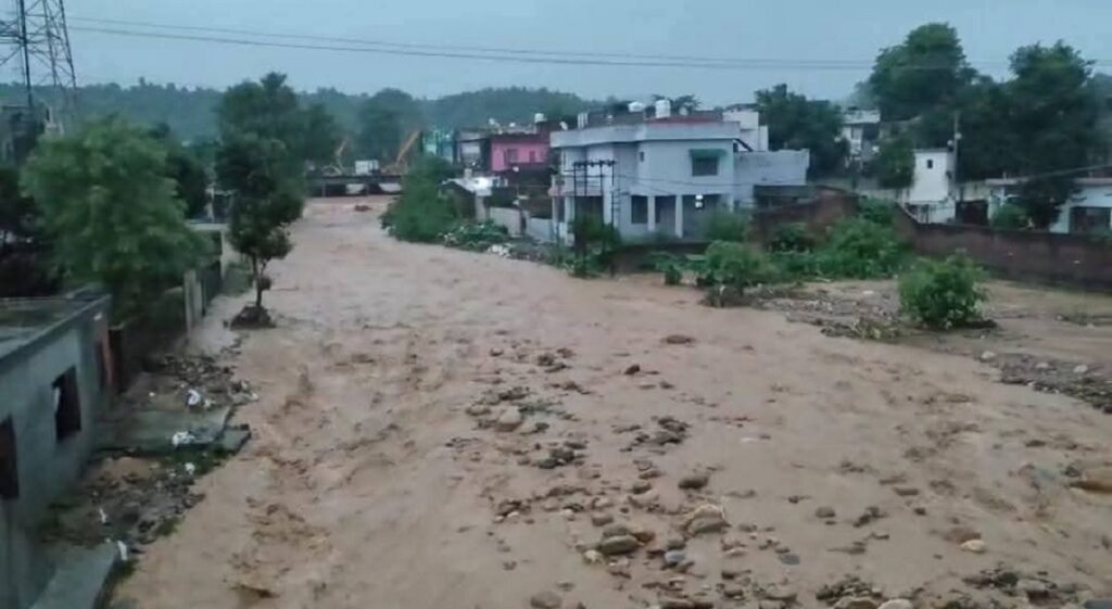 বান আৰু ভূমিস্খলনত বিধ্বস্ত ডোডা-কিস্তৱাৰ ঘাইপথ; মাটিৰ তলত পোত গ’ল একাধিক বাহন