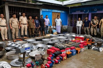 ড্ৰাগছ আসক্তৰ বিৰুদ্ধে চলোৱা অভিযানত জব্দ বুজন পৰিমাণৰ চুৰি সামগ্ৰী, দুজনক আটক