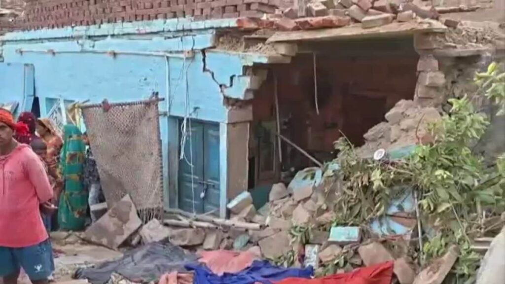 টায়াৰ বিস্ফোৰণৰ পিছত ঘৰত সোমাল চিমেণ্টভৰ্তি ট্ৰাক; একেটা পৰিয়ালৰ তিনিজনৰ মৃত্যু