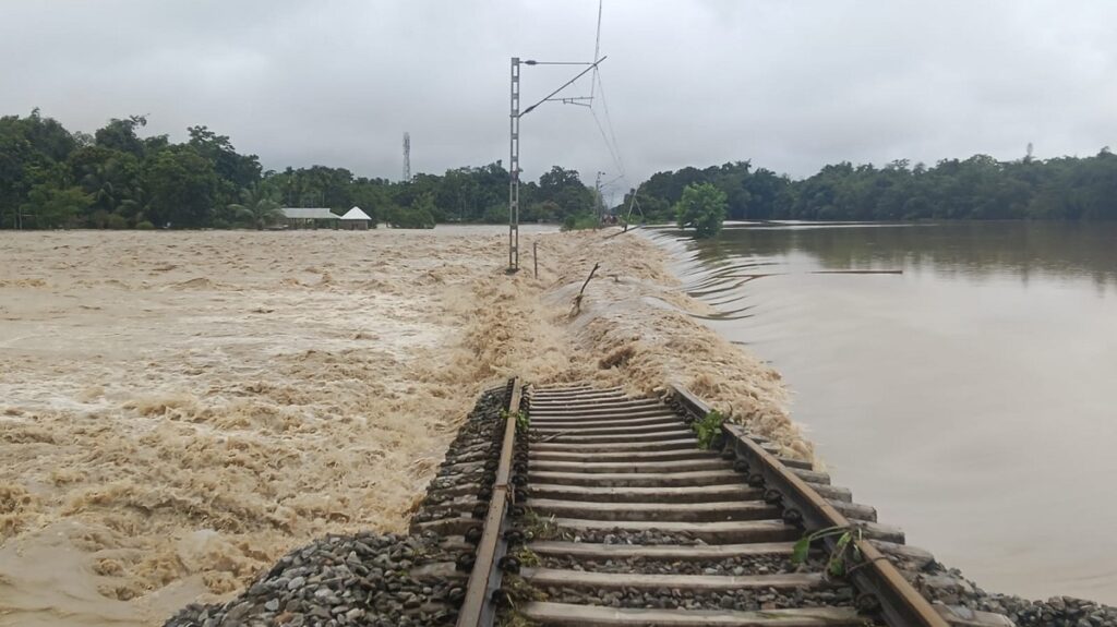 দিখৌ নৈৰ বাঢ়নী পানীত ব্যাহত ৰে’ল চলাচল; শিমলুগুৰিৰ দুটা অংশত অনিৰ্দিষ্টকাললৈ বন্ধ সেৱা
