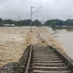 দিখৌ নৈৰ বাঢ়নী পানীত ব্যাহত ৰে’ল চলাচল; শিমলুগুৰিৰ দুটা অংশত অনিৰ্দিষ্টকাললৈ বন্ধ সেৱা