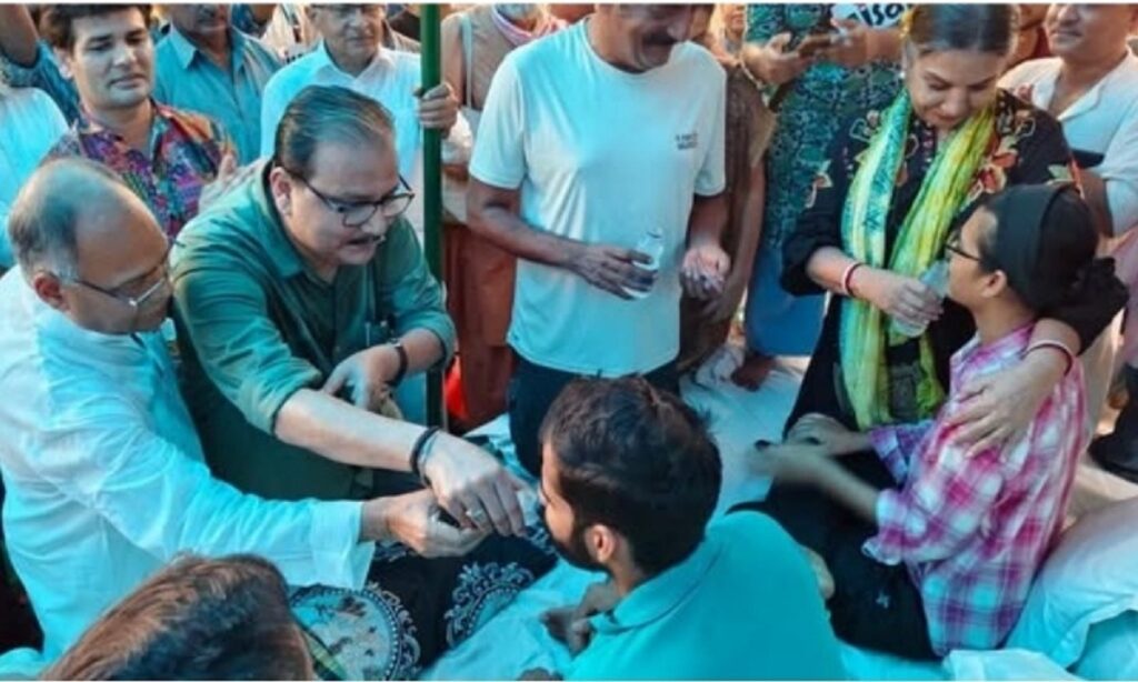 চৰকাৰৰ সৈতে আলোচনাৰ পথ মুকলি; ২১ দিনৰ অন্তত অনশন ভংগ আইছাৰ তিনি নেতাৰ