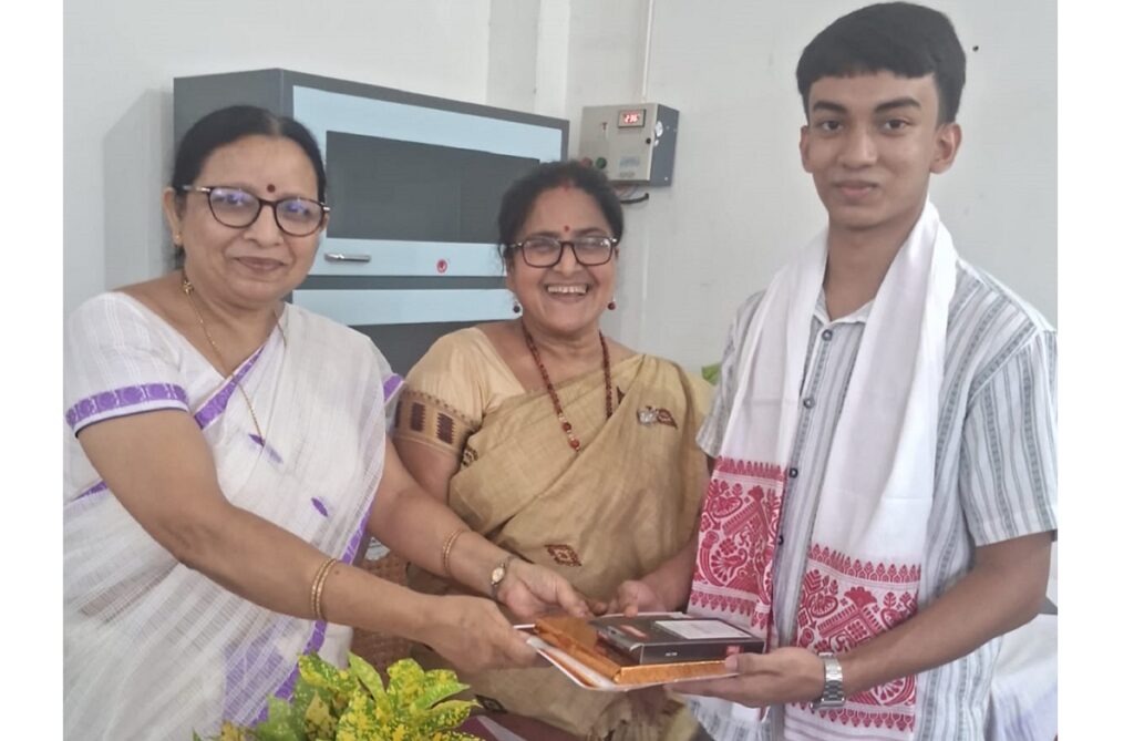 কৈলাসপুৰ শাখা লেখিকা সমাৰোহ সমিতিৰ মাহিলী বৈঠকত কৃতী শিক্ষাৰ্থীক সম্বৰ্ধনা