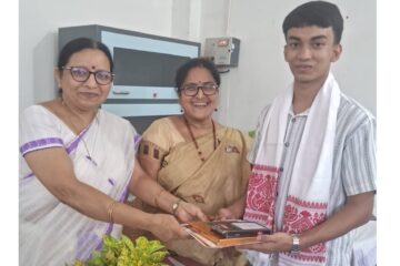 কৈলাসপুৰ শাখা লেখিকা সমাৰোহ সমিতিৰ মাহিলী বৈঠকত কৃতী শিক্ষাৰ্থীক সম্বৰ্ধনা