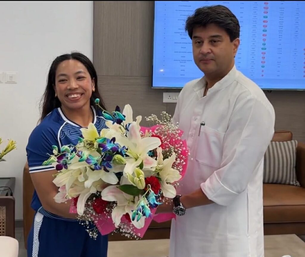 গ্লাছগ’ৰ সোণৰ পিছত দিল্লীত মীৰাবাই চানুৰ সৈতে সাক্ষাৎ কেন্দ্ৰীয় মন্ত্ৰী সিন্ধিয়াৰ; উত্তৰ-পূবত ক্ৰীড়া পৰিৱেশ তন্ত্ৰ গঢ়াৰ আলোচনা