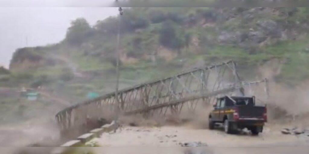 উত্তৰাখণ্ডৰ চামোলি জিলাত ডাৱৰ বিস্ফোৰণ