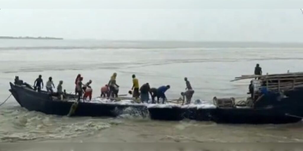 বিহাৰৰ ৰাঘপুৰৰ গংগা নদীত ভয়ংকৰ নাও দুৰ্ঘটনা