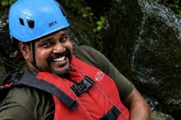 নিজৰ লাইফ জেকেট খুলি ৰক্ষা কৰিলে কৃষকৰ জীৱন! পিছে বানৰ কোবাল সোঁতত নিজেই হেৰাল স্বেচ্ছাসেৱক ৰাজেশ