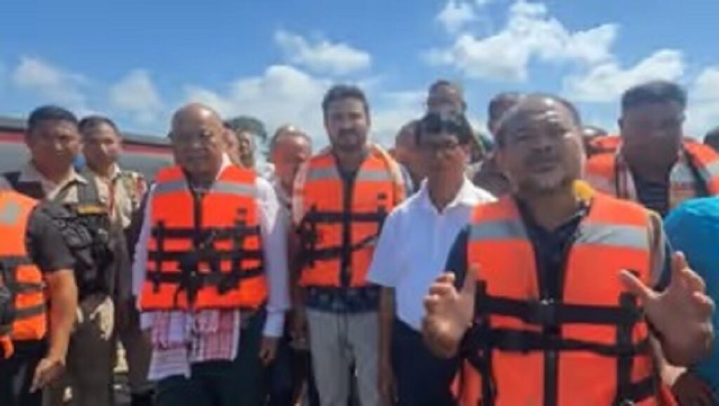 বানগ্ৰস্ত শিৱসাগৰত উপস্থিত হাগ্ৰামা মহিলাৰী; ১০৪ জনীয়া দলে বিতৰণ কৰিলে সাহায্য সামগ্ৰী