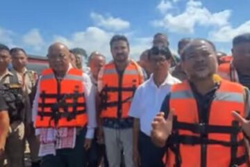 বানগ্ৰস্ত শিৱসাগৰত উপস্থিত হাগ্ৰামা মহিলাৰী; ১০৪ জনীয়া দলে বিতৰণ কৰিলে সাহায্য সামগ্ৰী