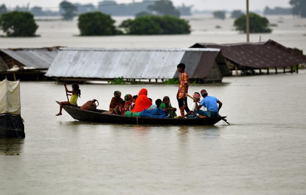 উজনি অসমৰ বানত নিহতৰ সংখ্যা ৯৮জনলৈ বৃদ্ধি; ১৩খন জিলাত এতিয়াও প্ৰভাৱিত ১.৫৫ লাখতকৈ অধিক লোক