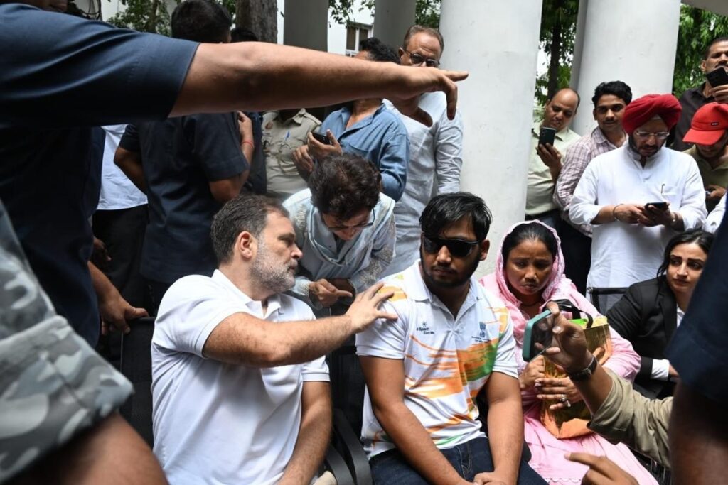 যন্তৰ-মন্তৰত প্ৰতিবাদী শিক্ষাৰ্থীৰ ওপৰত পেলেট গান ব্যৱহাৰৰ অভিযোগ! ভুক্তভোগীৰ সৈতে থানাত ৰাহুল গান্ধীৰ ধৰ্ণা