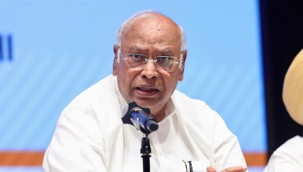 ৰাষ্ট্ৰবাদৰ নামত চকুলো টোকা সকলেই যুৱপ্ৰজন্মৰ ডাঙৰ শত্ৰুঃ মল্লিকাৰ্জুন খাৰ্গে