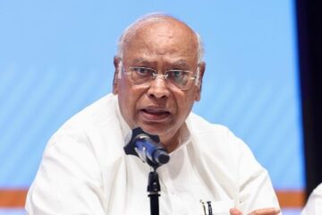 ৰাষ্ট্ৰবাদৰ নামত চকুলো টোকা সকলেই যুৱপ্ৰজন্মৰ ডাঙৰ শত্ৰুঃ মল্লিকাৰ্জুন খাৰ্গে