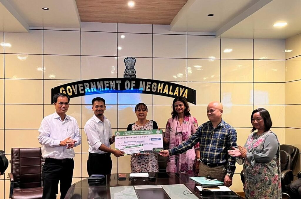 শ্বিলঙত প্ৰতিবাদকাৰীৰ শিলগুটি নিক্ষেপৰ মাজতো যাত্ৰীক সুৰক্ষিতভাৱে উদ্ধাৰ! ই-বাছৰ চালক-পৰিচালকক নগদ ধনসহ বিশেষ সম্বৰ্ধনা